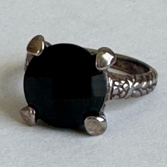 Jewelry - Elegant Black Stone Silver Ring